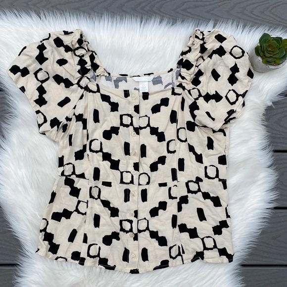 H&M Tops - H&M printed button up top
